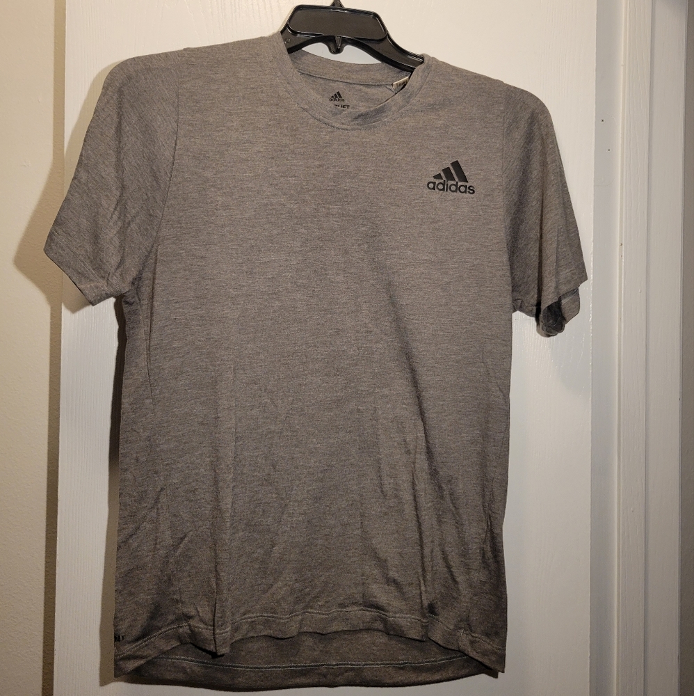 🟣Adidas tee shirt
